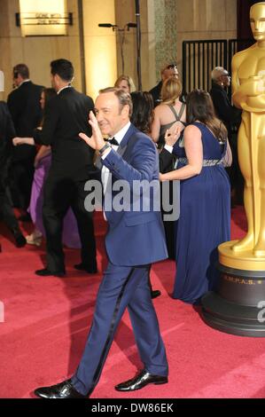 Los Angeles, Stati Uniti d'America. 2 Mar 2014. Kevin Spacey arriva al red carpet per l'Oscar al Dolby Theater a Hollywood, California, Stati Uniti, 2 marzo 2014. Credito: Yang Lei/Xinhua/Alamy Live News Foto Stock
