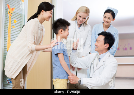Medico parlando a little boy in ospedale Foto Stock
