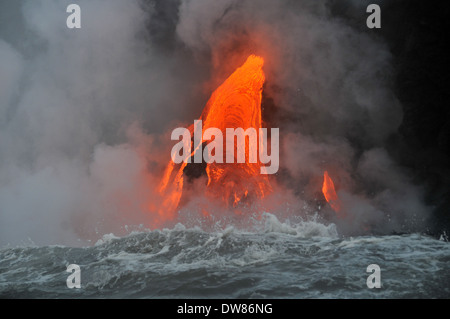 Lava dal vulcano Kilauea che fluisce nell'oceano, Parco Nazionale dei Vulcani delle Hawaii, Big Island, Hawaii, STATI UNITI D'AMERICA Foto Stock