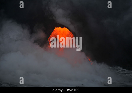 Lava dal vulcano Kilauea che fluisce nell'oceano, Parco Nazionale dei Vulcani delle Hawaii, Big Island, Hawaii, STATI UNITI D'AMERICA Foto Stock