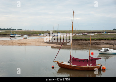 Barche ormeggiate dalle paludi in pozzetti-next-il-Mare, Norfolk. Foto Stock