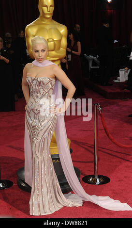 Los Angeles, Stati Uniti d'America. 2 Mar 2014. Lady Gaga arriva al tappeto rosso per il 2014 Oscar al Dolby Theater a Hollywood, California, Stati Uniti, 2 marzo 2014. Credito: Yang Lei/Xinhua/Alamy Live News Foto Stock