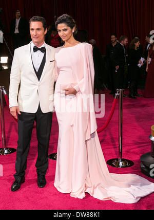 MATTHEW MCCONAUGHEY CAMILA ALVES 86TH Annuale ACADEMY AWARDS red carpet LOS ANGELES STATI UNITI D'AMERICA 02 Marzo 2014 Foto Stock