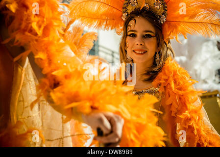 Sitges, Spagna. 2 marzo 2014: Bambini festaioli ballare durante la Domenica sfilata dei bambini sfilata di carnevale a Sitges Credito: matthi/Alamy Live News Foto Stock