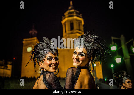 Sitges, Spagna. 2 marzo 2014: due festeggianti danza davanti a Sitges' chiesa durante la sfilata di carnevale. Credito: matthi/Alamy Live News