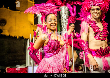 Sitges, Spagna. 2 marzo 2014: festaioli ballare durante la Domenica sfilata di carnevale a Sitges Credito: matthi/Alamy Live News