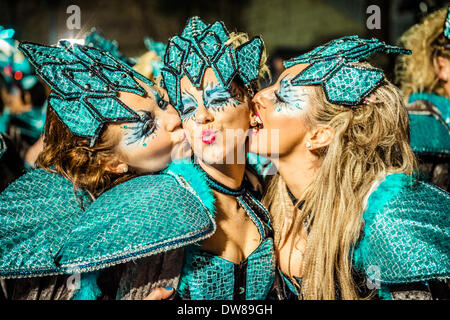 Sitges, Spagna. 2 marzo 2014: festaioli kiss durante la Domenica sfilata di carnevale a Sitges Credito: matthi/Alamy Live News