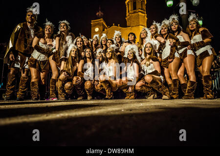 Sitges, Spagna. 2 marzo 2014: un gruppo di festaioli si riuniscono per una foto durante la sfilata di carnevale a Sitges Credito: matthi/Alamy Live News