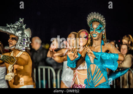 Sitges, Spagna. 2 marzo 2014: Camilla, regina di carnevale a Sitges 2013, danze durante la Domenica sfilata di carnevale Credito: matthi/Alamy Live News Foto Stock