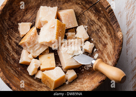 Il formaggio parmigiano reggiano su sfondo di legno Foto Stock