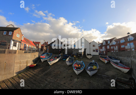 Barche in uno scalo a Sheringham sulla Norfolk Norfolk coast. Foto Stock