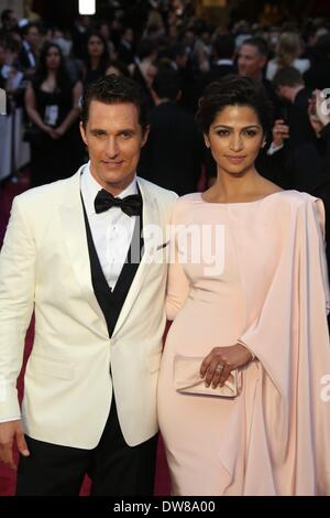 Attore Matthew McConaughey e Camila Alves frequentare la 86Academy Awards aka Oscar in Dolby Theatre di Los Angeles, Stati Uniti d'America, il 02 marzo 2014. Foto: Hubert Boesl Foto Stock