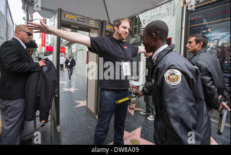 Los Angeles, CA, Stati Uniti d'America. 3 Marzo, 2014. Un responsabile della sicurezza schermate di un elemento di supporto in corrispondenza di un montante di sicurezza sulla Hollywood Walk of Fame prima la 86Academy Awards a Los Angeles, negli Stati Uniti, 2 marzo 2014. Credito: Xinhua/Alamy Live News Foto Stock