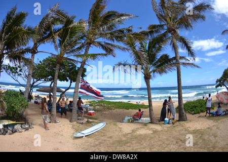 Riunione di famiglia sulla spiaggia sabbiosa, Est Oahu, Hawaii, STATI UNITI D'AMERICA Foto Stock