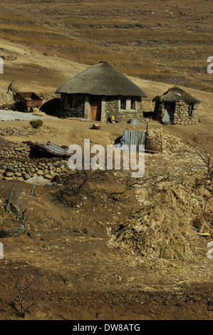 Katse, Lesotho, tradizionale pietra rotonda Basotho casa in campagna, alloggi rurali, lifestyle, Africa Foto Stock