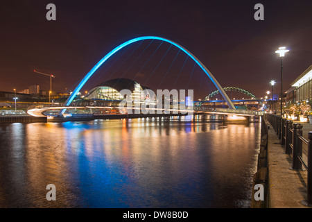 Newcastle e Gateshead quayside di notte il Millennium Bridge e la Salvia essendo prominente. Foto Stock