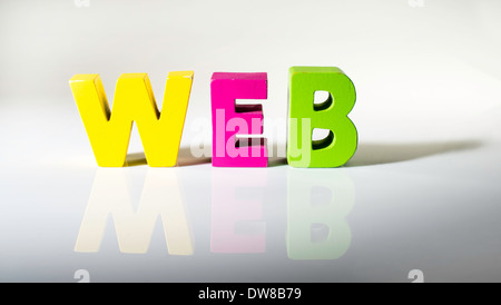 Testo multicolore di web di legno. Sfondo bianco Foto Stock