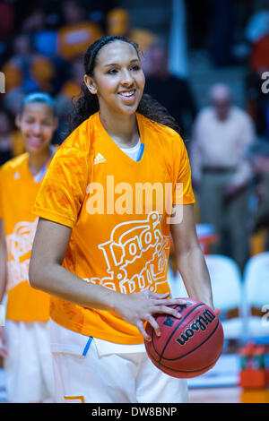 Knoxville, TN, Stati Uniti d'America. 2 Mar 2014. Marzo 2, 2014:Mercedes Russell #21 del Tennessee Lady volontari è tutto sorrisi prima di NCAA pallacanestro tra la University of Tennessee Lady Vols e il South Carolina Gamecocks a Thompson-Boling Arena di Knoxville, TN © csm/Alamy Live News Foto Stock