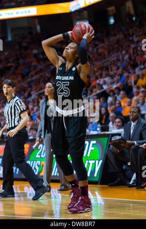 Knoxville, TN, Stati Uniti d'America. 2 Mar 2014. Marzo 2, 2014:Tiffany Mitchell #25 del South Carolina Gamecocks Spara la palla durante il NCAA pallacanestro tra la University of Tennessee Lady Vols e il South Carolina Gamecocks a Thompson-Boling Arena di Knoxville, TN © csm/Alamy Live News Foto Stock