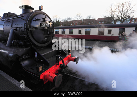 LMS 'Black cinque " n. 44767 George Stephenson circa di discostarsi da Sheringham stazione ferroviaria in North Norfolk. Foto Stock