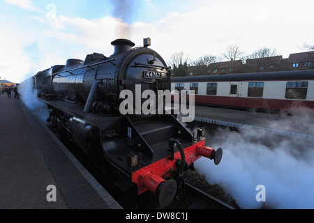 LMS 'Black cinque " n. 44767 George Stephenson circa di discostarsi da Sheringham stazione ferroviaria in North Norfolk. Foto Stock