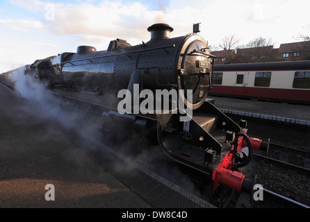 LMS 'Black cinque " n. 44767 George Stephenson circa di discostarsi da Sheringham stazione ferroviaria in North Norfolk. Foto Stock