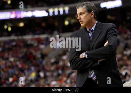 1 marzo 2014: Washington Wizards head coach Randy Wittman guarda su durante il gioco NBA tra il Washington Wizards e la Philadelphia 76ers presso la Wells Fargo Center di Philadelphia, Pennsylvania. La Wizards ha vinto 122-103. (Christopher Szagola/Cal Sport Media) Foto Stock