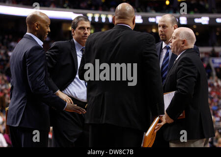 1 marzo 2014: Washington Wizards head coach Randy Wittman huddles fino i suoi allenatori durante il gioco NBA tra il Washington Wizards e la Philadelphia 76ers presso la Wells Fargo Center di Philadelphia, Pennsylvania. La Wizards ha vinto 122-103. (Christopher Szagola/Cal Sport Media) Foto Stock