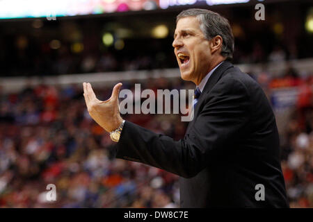 1 marzo 2014: Washington Wizards head coach Randy Wittman reagisce durante il gioco NBA tra il Washington Wizards e la Philadelphia 76ers presso la Wells Fargo Center di Philadelphia, Pennsylvania. La Wizards ha vinto 122-103. (Christopher Szagola/Cal Sport Media) Foto Stock