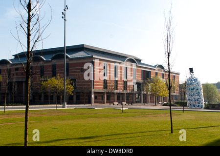 Crown Court e la scultura della bottiglia di note in Middlesbrough, Teesside Foto Stock