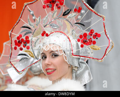 Londra, Regno Unito. 2 Marzo, 2014. I membri dello stato Mosca Music Hall a Londra Maslenitsa, Trafalgar Square a Londra il 2 marzo 2014 Credit: KEITH MAYHEW/Alamy Live News Foto Stock