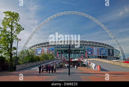 Vista del Wembley Stadium dal modo olimpici di Londra, Regno Unito Foto Stock