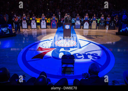 1 marzo 2014: ex 76ers Allen Iverson colloqui durante il suo pensionamento jersey cerimonia al gioco NBA tra il Washington Wizards e la Philadelphia 76ers presso la Wells Fargo Center di Philadelphia, Pennsylvania. La Wizards ha vinto 122-103. (Christopher Szagola/Cal Sport Media) Foto Stock