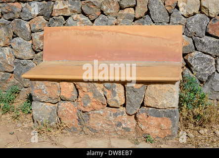 Una panchina nel parco in tecnica di stalattite e terracotta. Foto Stock