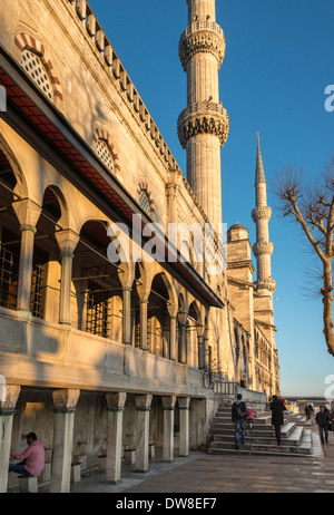 Sud Est esterno del Sultano Ahmet o Moschea Blu, Sultanahmet, Istanbul, Turchia Foto Stock