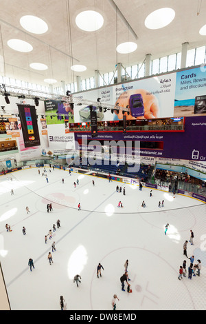 Dubai Mall pista di pattinaggio su ghiaccio e la gente di pattinaggio, centro commerciale di Dubai, Dubai, Emirati Arabi Uniti, Emirati Arabi Uniti Medio Oriente Foto Stock