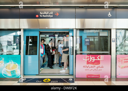 Dubai sistema di trasporto pubblico della metropolitana - passeggeri su un treno visto dalla piattaforma della stazione, Dubai, Emirati Arabi Uniti, Emirati Arabi Uniti Foto Stock