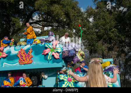 New Orleans, Stati Uniti d'America. 1 Mar 2014. Mardi Gras Krewe di Endimione si prepara ad iniziare il sabato sfilata in Lakeview/mid-city area di staging di New Orleans, in Louisiana, Stati Uniti il 1 marzo, 2014. Credit: JT Blatty/Alamy Live News Foto Stock