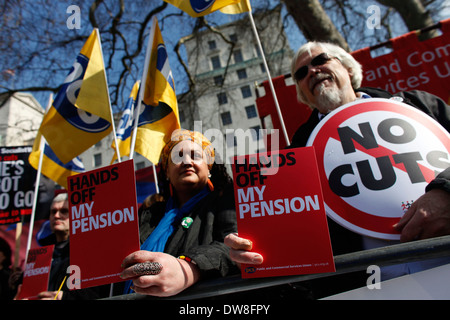 I dimostranti si riuniscono al di fuori di Downing Street per protestare contro le misure di austerità come il Cancelliere dello Scacchiere George Osborne si prepara a lasciare 11 Downing Street sul bilancio il giorno 21 marzo 2012 a Londra, Inghilterra. Nonostante la crescente pressione sul cancelliere per contribuire ad alleviare gli oneri finanziari per il pubblico britannico durante il suo discorso al Parlamento, è probabile che il signor Osborne continuerà con le rigorose misure che egli ha realizzato nel corso degli ultimi anni nel tentativo di affrontare il deficit UKÌs. Foto di Tal COHEN Foto Stock