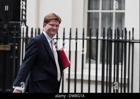 A Downing Street, Londra, Regno Unito. 3 Mar 2014. British PM David Cameron ha presieduto una riunione del governo il Consiglio Nazionale di Sicurezza a Downing Street per discutere la situazione in Ucraina, con tesoro Chief George Osborne prendendo parte e il British ambasciatori a Kiev e Mosca nella composizione. Nella foto: Danny Alexander, primo segretario al Tesoro. Credito: Lee Thomas/Alamy Live News Foto Stock