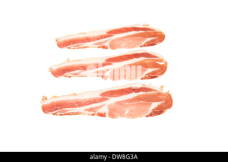 Applewood pancetta affumicata rashers isolato su un bianco di sfondo per studio. Foto Stock