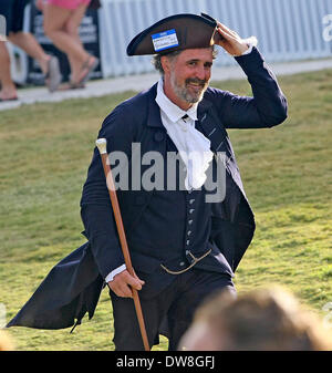 Palm Beach Gardens, Florida, Stati Uniti d'America. 2 Mar 2014. Un uomo vestito in abito coloniale passeggiate lungo il XVIII tee durante il round finale del 2014 Honda Classic Domenica, Mar 2, 2014 a PGA National in Palm Beach Gardens. © Bill Ingram/Palm Beach post/ZUMAPRESS.com/Alamy Live News Foto Stock