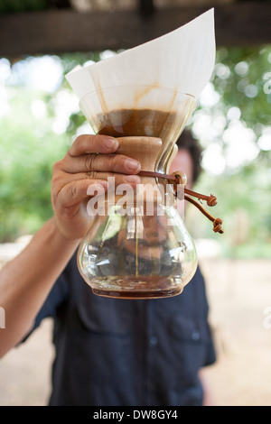 Un perfetto flusso di appena tostato caffè preparato utilizzando una macchina per caffè Chemex presso un impianto di tostatura in Juayua El Salvador Foto Stock