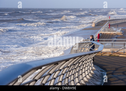 Mare tempestoso e passeggiata nella città balneare Blackpool Lancashire Inghilterra Gennaio Foto Stock