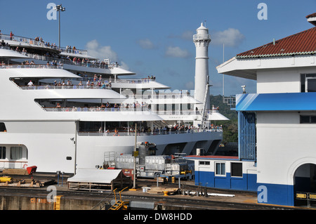 Barca a Miraflores Locks Panama Foto Stock