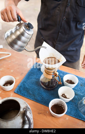 La realizzazione di una caraffa di appena tostato caffè preparato utilizzando una macchina per caffè Chemex presso un impianto di tostatura in Juayua El Salvador Foto Stock