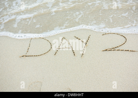 Un messaggio scritto in spiaggia di sabbia sul west end di St. Croix, U. S. Isole Vergini, dicendo 'Day 2'. Foto Stock