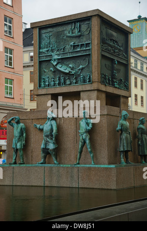 Mini statue intorno a piazza centrotavola a Bergen (Bryggen), Norvegia Foto Stock