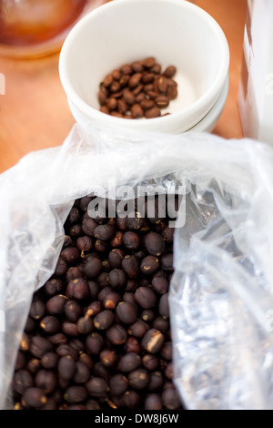 Asciugare bacche di caffè essiccato usando metodi diversi visualizzati in un sacchetto di plastica in Juayua El Salvador Foto Stock