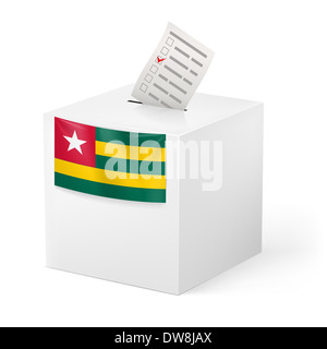 Elezioni in Togo: urne con carta di voto isolato su sfondo bianco Foto Stock